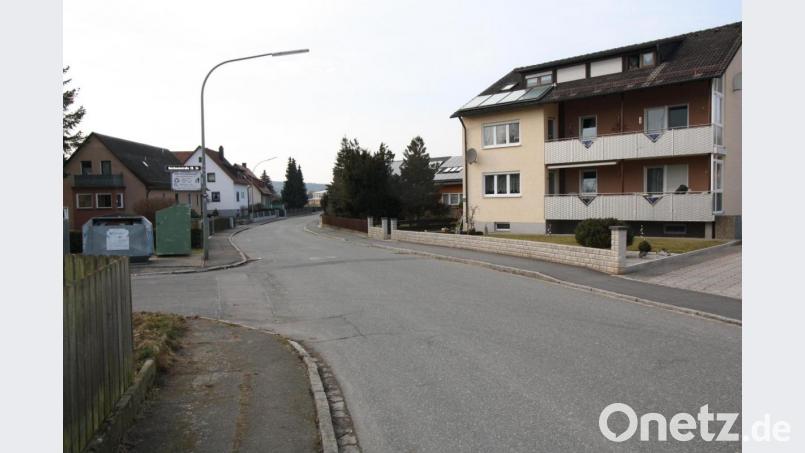 Auf lange Sicht soll die Reichweinstraße nur noch einen Gehsteig behalten. In einer ersten, vorläufigen Sanierungsetappe soll der nördliche Bürgersteig (rechts) hergerichtet und bei der in einigen Jahren anstehenden Generalsanierung der Straße völlig erneuert werden. Am maroderen südlichen Gehsteig (links) werden nur noch sicherheitsgefährdende Schäden repariert, im Zuge der Generalsanierung soll er rückgebaut werden. Bild: bjp