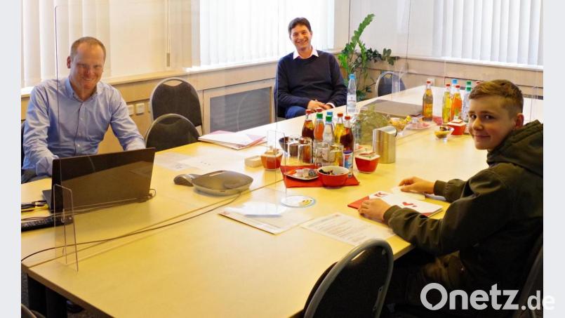 Hinter Plexiglasscheiben und mi Sicherheitsabstand standen Tobias Bauernfeind und Mathias Scherbl (von links.) sowie vier weitere Kassecker-Verantwortliche den Jugendlichen am Tag der Ausbildung Rede und Antwort. Bild: Firma Kassecker/exb