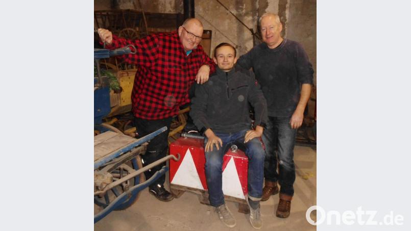 Auf das Bühnenbau-Trio des Festspielvereins wartet in den kommenden Wochen jede Menge Arbeit (von links): Roland Fritsch, Ludwig Koller und Erhard Ackermann. Die Kulissen für das „Königlich Bayerische Amtsgericht“ müssen gefertigt werden. Bild: u