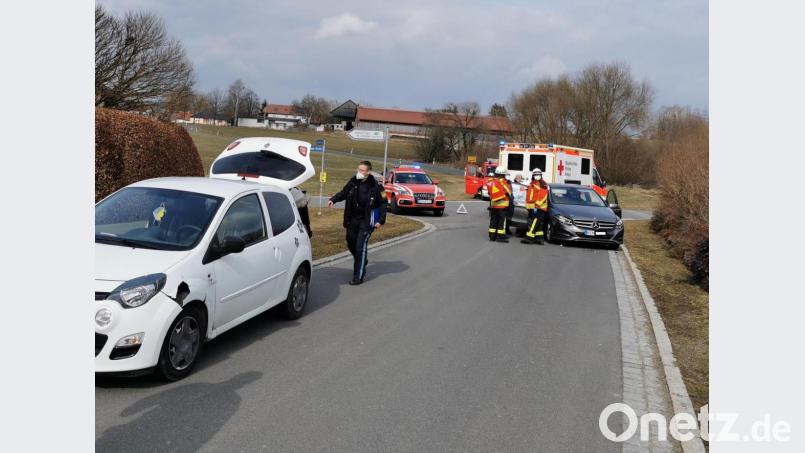 Einsatzkräfte der Feuerwehr Kemnath sicherten die Unfallstelle ab und betreuten die Personen. Eine Streife der Kemnather Polizei nahm den Unfall auf. Bild: mde