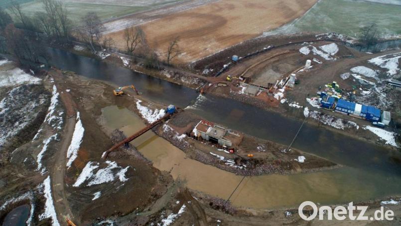 Der Flutkanal in Weiden fließt seit Dienstag auf Höhe der Düker-Großbaustelle wieder in gewohnten Bahnen. Er war zuvor über ein Jahr lang umgeleitet worden. Die Waldnaab, die den Flutkanal kreuzt, fließt derzeit noch oberirdisch durch die braunen Rohre. Bild: Wasserwirtschaftsamt Weiden / exb