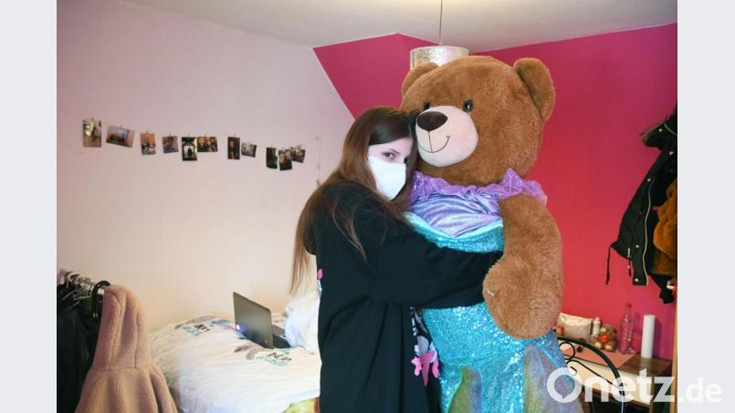 Ein riesiger Teddy als Kuschel-Ersatz: Weil sie ihren Freund wegen Corona kaum mehr sieht, hat er Angelica einen Bären geschenkt. Bild: Gabi Schönberger