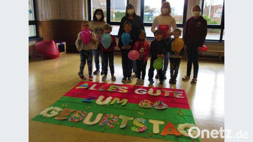Stolz überraschten die Kinder der Notbetreuung und Erzieherinnen ihre &quot;Kindergarten-Chefin&quot; Anita Jungkunz (hinten, Zweite von links) und feierten mit ihr. Bild: vsr