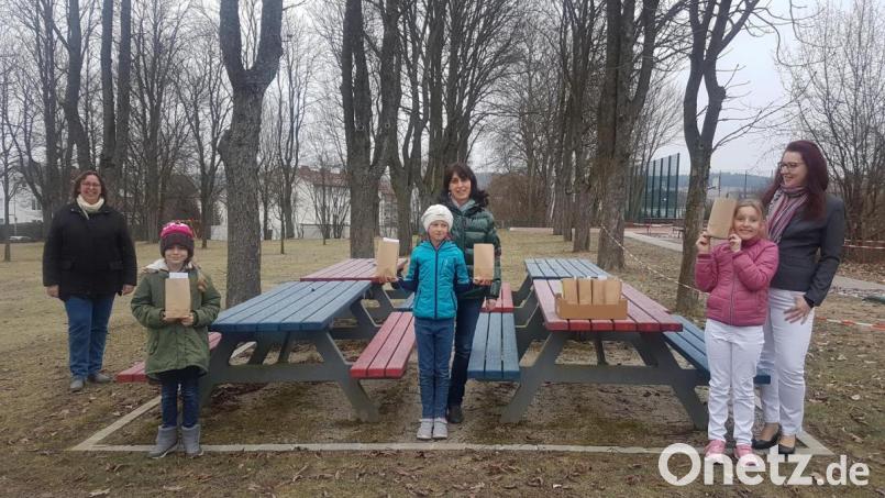 Auf dem Gelände der Markgraf-Diepold-Grundschule, von links Lehrkraft Simone Wolff-Köstler, Katharina Stich aus der 4a, Sandra Scherbl mit Tochter Annika aus der 4b und Karola Wenisch mit Tochter Anna aus der 4b. Bild: Markgraf-Diepold-Grundschule/exb
