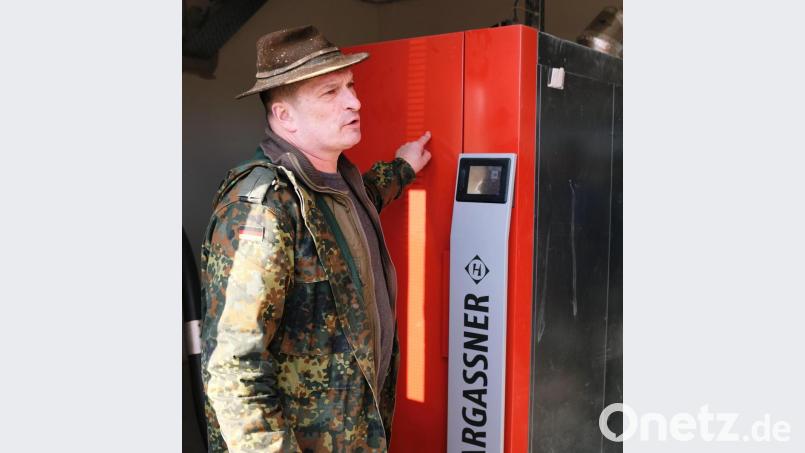 In der neuen Heizanlage des Lippert-Werkes in Eschenbach berichtete Firmenchef Hubert Schug über die guten Erfahrungen mit Hackschnitz-Heizungen Bild: do