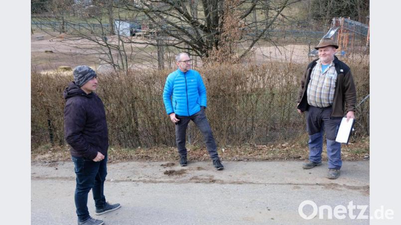 FBG-Vorstand und Geschäftsführer Reinhard Wiesent (rechts) stellt die Vorplanungen für das Holz-Kleinkraftwerk in der Weidlbachstraße vor. Interesse zeigen auch Bürgermeister Marcus Gradl und sein Stellvertreter Karl Lorenz (von links). Bild: do