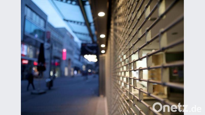 Fußgängerzone geschlossen: Unternehmer und Politiker fordern eine Perspektive für Ostbayern. Bild: Oliver Berg/dpa