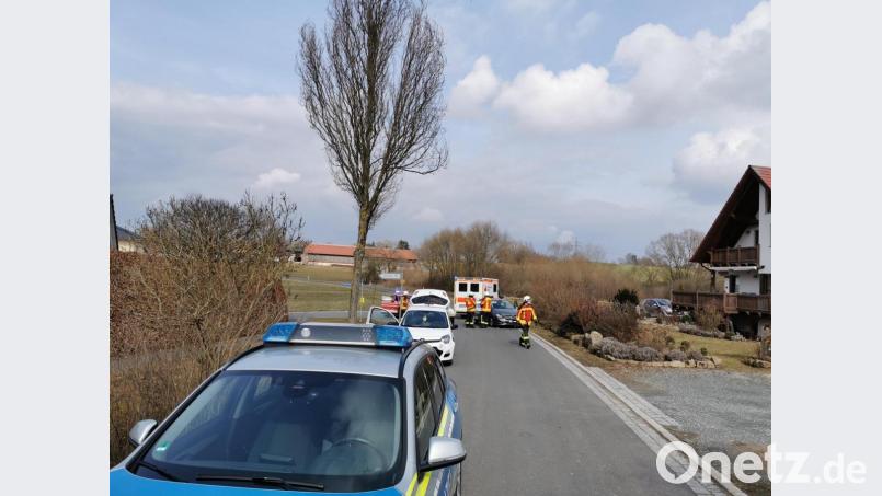 Polizei, Feuerwehr und Rettungsdienst waren am Dienstag in der &quot;Eisersdorfer Au&quot; nach einem Verkehrsunfall im Einsatz. Bild: mde