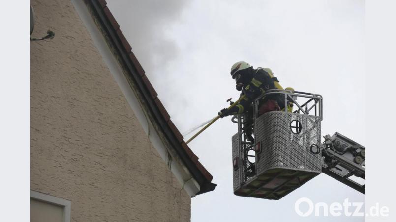 Mit der Drehleiter kämpften die Feuerwehren gegen die Flammen und retteten zwei Personen aus dem Gebäude. Bild: Hirsch