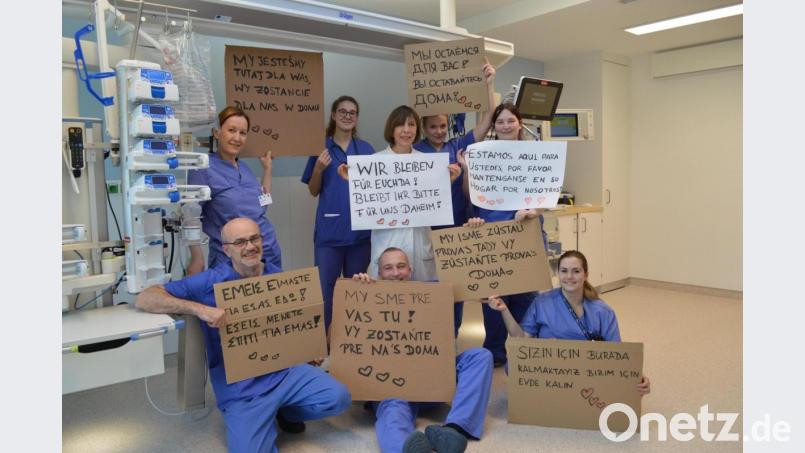 In vielen Sprachen bitten die Mitarbeiter im Schwandorfer Krankenhaus seit Beginn der Pandemie die Bürger, möglichst daheim zu bleiben. Diese Aufforderung gilt noch weiter. Bild: Caroline Kappes/exb