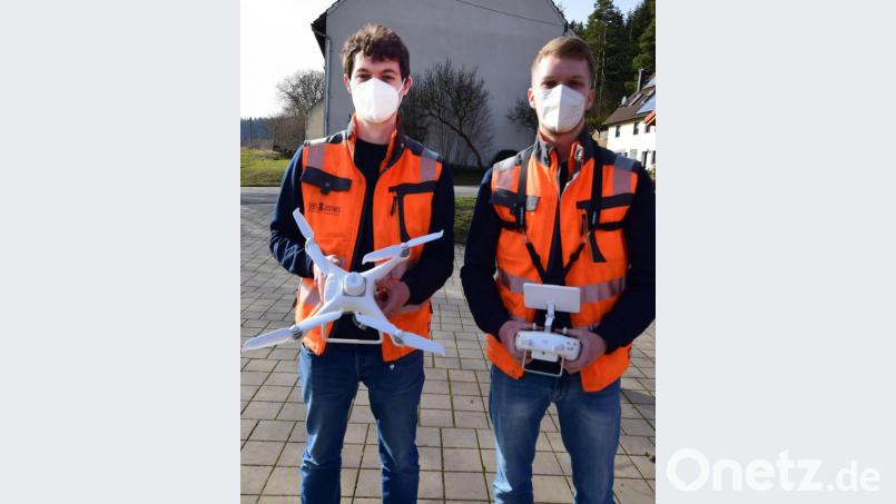 Zwei Mitarbeiter des Ingenieurbüros zeigen die Flugdrohne und das Steuergerät. Bild: no