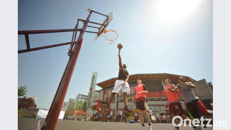 3 gegen 3 im Freien, so könnte eine Sommerrunde des Bayerischen Basketballverbandes aussehen. Archivbild: ref