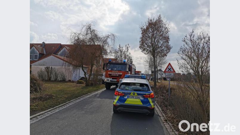 Einsatzkräfte der Feuerwehr Kemnath versorgten bis zum Eintreffen des Rettungsdienstes die verletzte Frau. Bild: mde