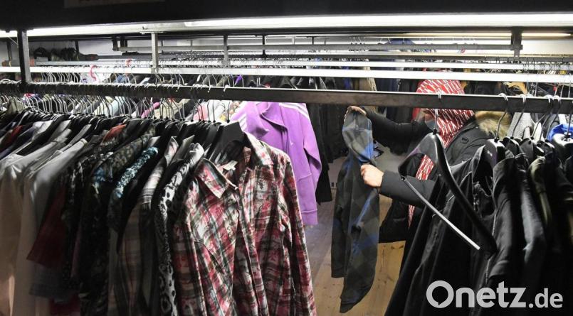 Ein Blick in den ökumenischen Kleiderladen in Sulzbach-Rosenberg, als er im November noch offen haben durfte: Die Kleiderstangen sind voll, daran hat sich auch im Lockdown nichts geändert. Bild: Petra Hartl