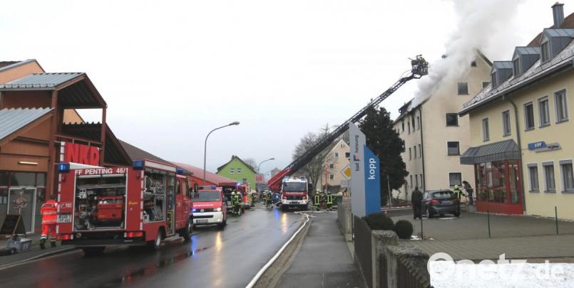 In einem Acht-Parteien-Haus in der Amberger Straße brach das Feuer aus. 19 Personen verloren ihr Obdach. Ihnen griff die Stadt schnell unter die Arme. Bild: Hirsch