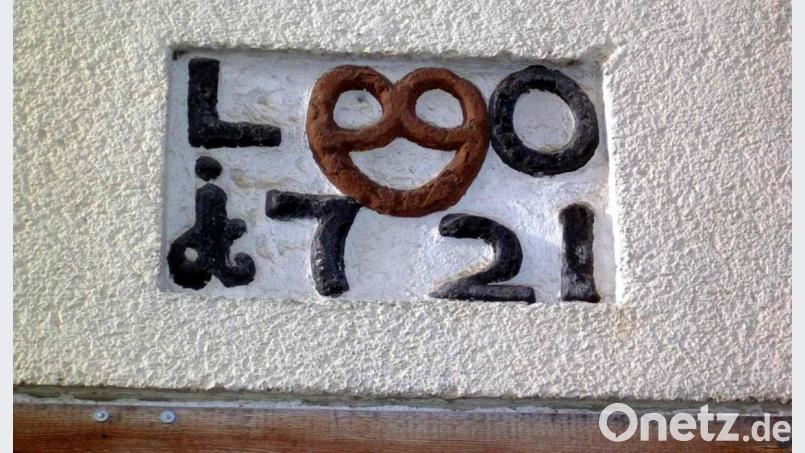 Die Inschrift mit der Breze am Haus verweist auf das Jahr 1721. Bild: wku