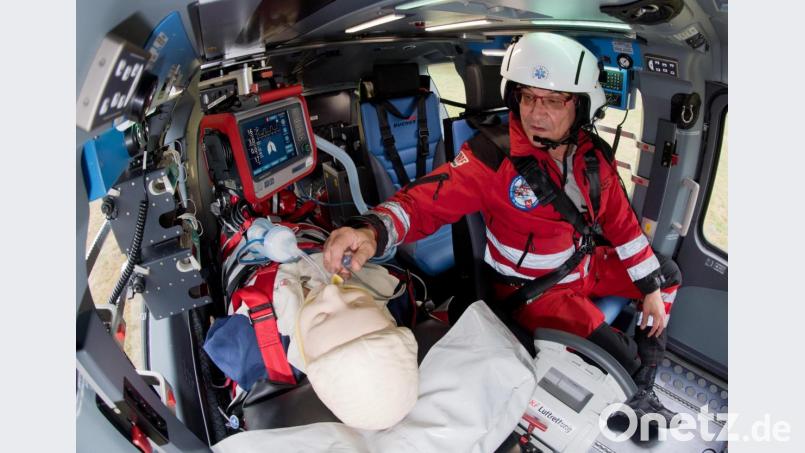 Zum 1. April rüstet die DRF Luftrettung am Standort Weiden-Latsch auf: Ein Hubschrauber des Typs H145 bietet mehr Platz für die Patientenversorgung. Bild: Julian Stratenschulte
