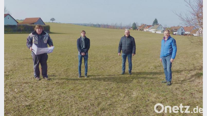 Die Eckpunkte für die neuen Bauplätze werden bestimmt. An Ort und Stelle des neuen Baugebiets besprechen (von links) Polier Bernhard Helm, Bauleiter Sebastian Bauer, Bürgermeister Johannes Schmid, Ingenieur Markus Schieder die weitere Vorgehensweise mit den Vertretern der Baufirma und des Ingenieurbüros. Bild: lgc