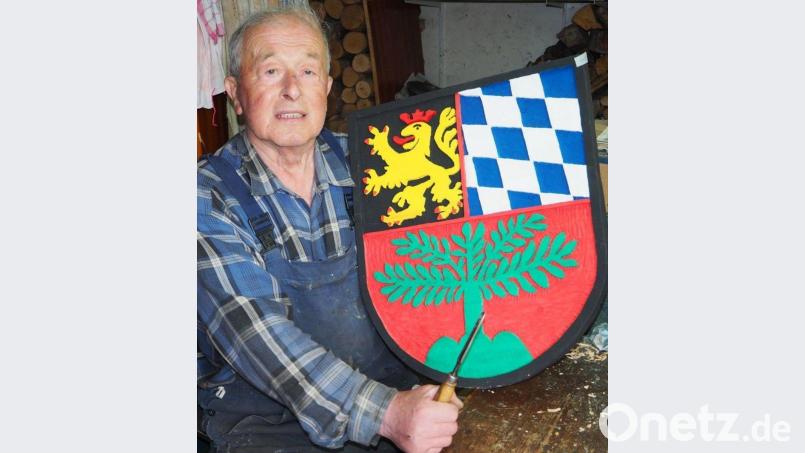 Eines seiner Lieblingswerke war für den Hobbyschnitzer Pius Hölzl das Stadtwappen von Weiden. Jetzt verstarb Hölzl mit 80 Jahren. Bild: gz