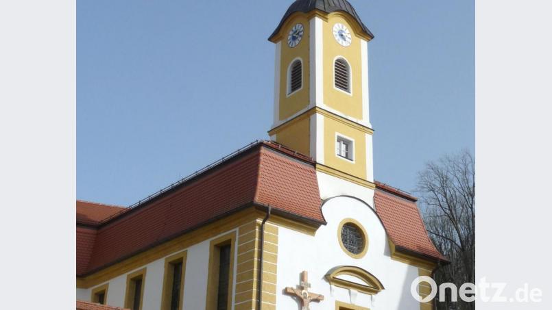 Die frisch restaurierte Johanneskirche in Ebermannsdorf wird nun auch für die Öffentlichkeit zugänglich gemacht. Hier die Westansicht mit dem vom Künstler Hans-Georg Hierl neu gestalteten Kreuz. Bild: wec