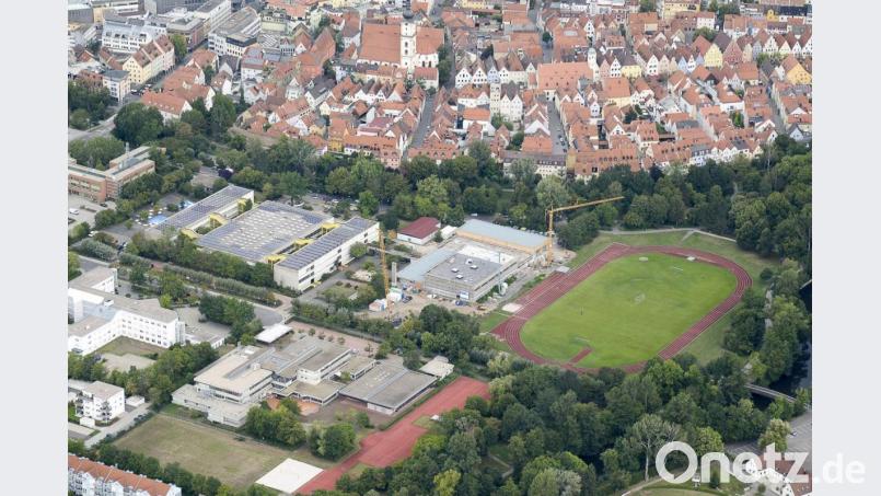 Den Neubau der Weidener Realschulen (Bildmitte) wird - ebenso wie die den Wohnpark Hammerweg - eine Projektsteuerungsgruppe begleiten, in der die Stadtratsfraktionen und -gruppen ihre Vertreter entsenden. Die Arbeiten an Hallenbau und Turnhalle sind inzwischen abgeschlossen. Luftbild: mür