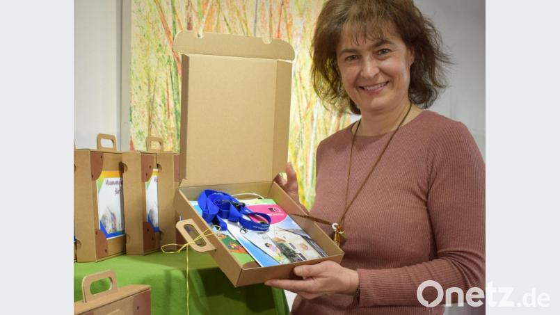 MQ-Mitarbeiterin Erika Rahm stellte den Museumskoffer &quot;to go&quot; für die Osterzeit vor. Bild: szl