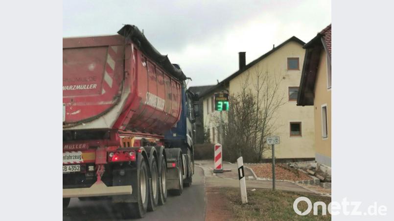 Im grünen Bereich: In den Ortsteilen, wie hier in Hof, werden verstärkt Geschwindigkeitsmessgeräte eingesetzt. Bild: Portner