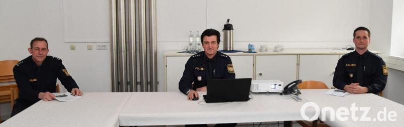 Vorstellung der Verkehrsunfallstatistik mit (von links) PI-Leiter Erster Polizeihauptkommissar Michael Kernebeck, sein Stellvertreter Hauptkommissar Alexander Ehemann sowie Obermeister Philipp Böhme als Mitarbeiter Verkehr. Bild: Andreas Royer