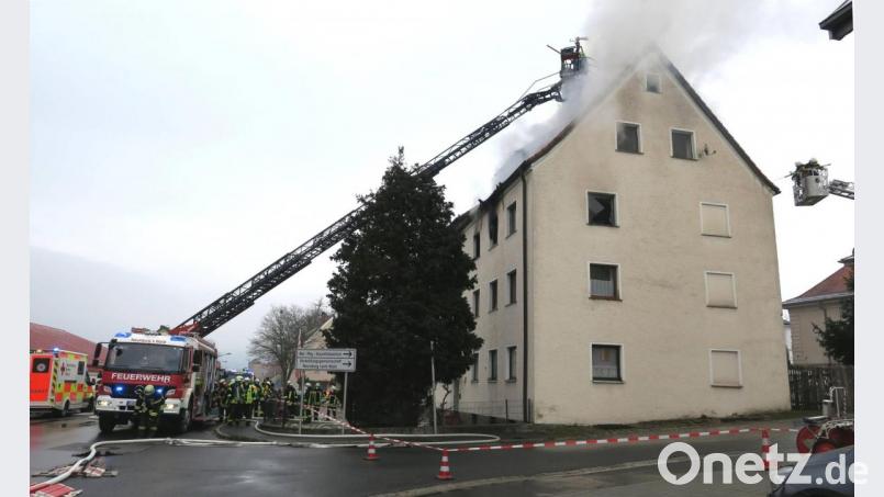 Mit der Drehleiter bekämpfen die Feuerwehren die Flammen. Bild: Hirsch