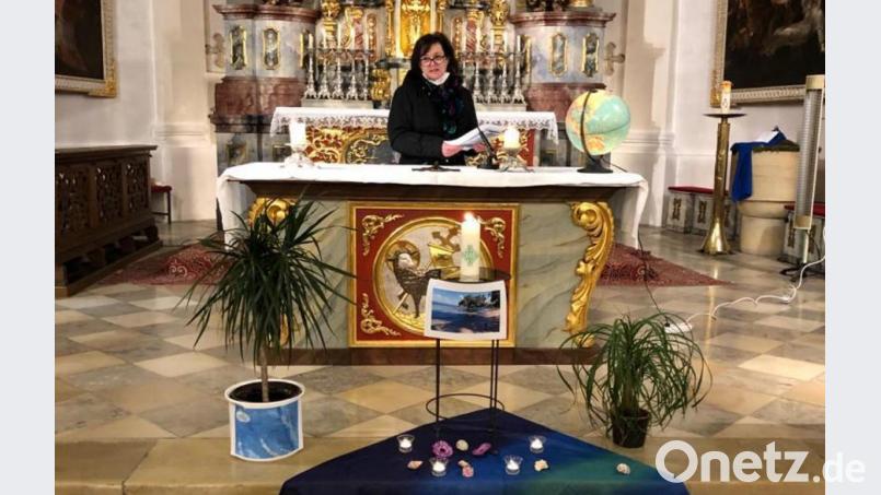 Monika Bösl skizzierte am Altar die Situation der Frauen von Vanuatu. Bild: Lisa Bauer/exb