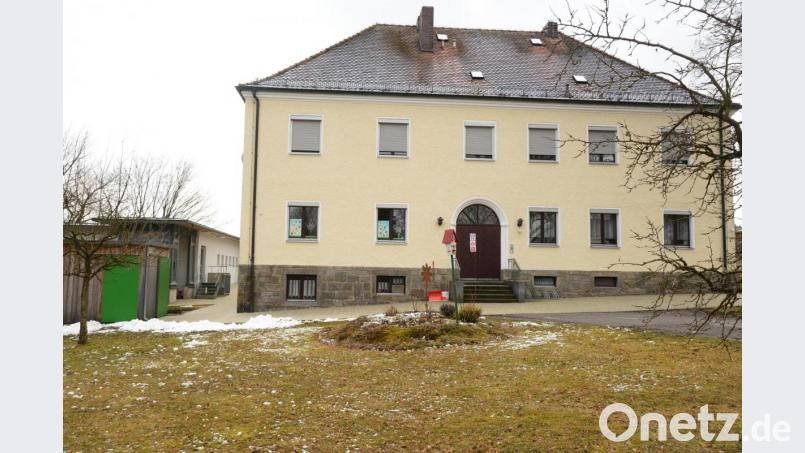 Dank der gestiegenen Geburtenzahlen kommt es in der Kinderkrippe und dem Kindergarten St. Elisabeth Pleystein zu einem räumlichen Engpass. Das Obergeschoss im Schwesternheim steht nach dem Auszug der Schwestern leer. Bild: bey