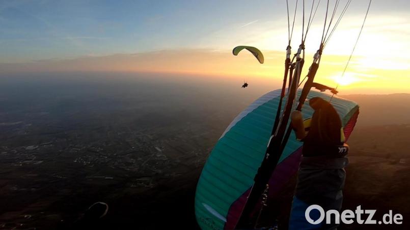 Gleitschirmfliegen muss kein einsames Hobby sein. Auch das haben die Nachwuchssportler schon gelernt und in einem Schnappschuss die Kollegen aufs Bild gebannt. Bild: exb