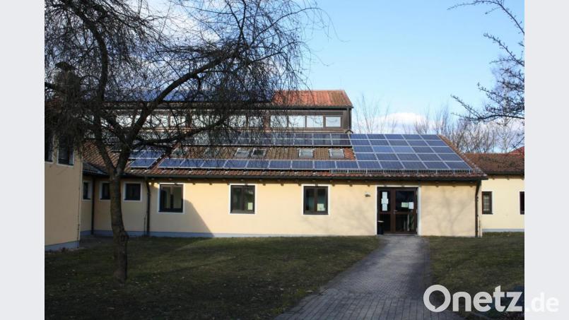 Die Kollektoren auf dem Sporthallendach haben dessen Statik nicht unbeeinflusst gelassen. Ob das Dach den aktuellen Schneelastgrenzwerten genügt, muss im Zuge der vorbereitenden Arbeiten für die Hallenrenovierung geprüft werden. Bild: bjp