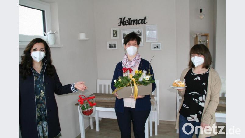 Bürgermeisterin Margit Bayer (links) gratulierte Christa Neudert und ihrer Tochter Stefanie zur „Teileröffnung“ des Cafés &quot;Mühle“ am Fuße des Steinwaldes. Bild: fpoz