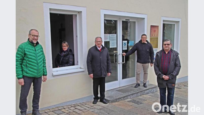 Freuen sich auf viele Überraschungpakete: Karl Lorenz (von links), Elisabeth Gottsche, Klaus Lehl, Marcus Gradl und Dieter Kies am Abgabefenster der Stadt. Bild: jma