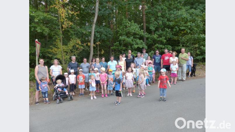 OWV-Vogelschutzwart Josef Schieder (Zweiter von rechts) erklärte den Kindern die Natrurschätze und die Gruppe wurde von Pfarrer Adam Nieckiecki (Dritter von links) begleitet, der von der Artenvielfalt und der wunderbaren Gegend begeistert war, da er erst seit Herbst in Leuchtenberg ist. Bild: sl