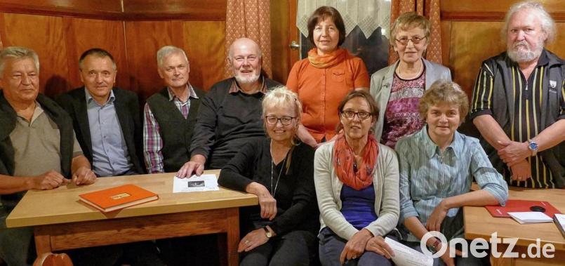 Die Grenzlandschreiber, noch vor der Coronakrise eng beieinander, mit Dieter Schraml, Hans Hertel, Dieter Wiese, Hans G. Lauth, Hildegard Lauth, Anna-Elisabeth Gleißner und Walter J. Pilsak (hinten von links) sowie Marianne Stangl, Michele Dusouil und Christa Vogl (vorne von links).	Bild: exb Bild: exb