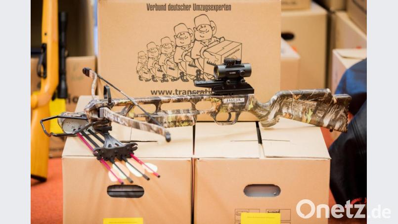 SYMBOLBILD Sichergestellte Kutten, Waffen und sonstige Gegenstände werden am 18.10.2017 beim LKA in Düsseldorf (Nordrhein-Westfalen) gezeigt. Bei einem Großeinsatz mit mehr als 700 Polizisten sind in Nordrhein-Westfalen Wohnungen und Geschäfte im Rockermilieu durchsucht worden. Hintergrund ist ein Verbot einer im Großraum Erkrath aktiven Gruppe der Hells Angels und deren Teilorganisation Clan 81 Germany durch das Innenministerium. Foto: Rolf Vennenbernd/dpa ++ +++ dpa-Bildfunk +++ Bild: Rolf Vennenbernd