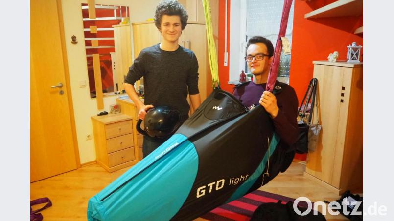 Tobias Ruhland (links) und Johannes Schatz sind die Jüngsten beim Fenstbachtaler Deltaclub. Im Flur demonstrieren sie, wie bequem man unter einem Gleitschirm dahinsegelt. Bild: bl