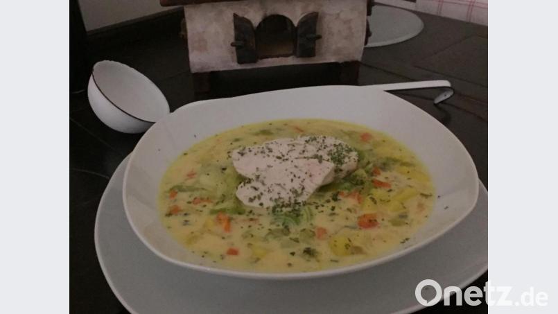 Die Poularde wird sanft in der Brühe gekocht und kommt später wieder dazu. Gebunden wird die Waterzooi à la Gantoise mit Eigelb und Crème fraîche. Bild: Bild: Michael Schiffer