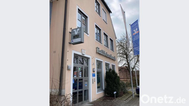 Die Raiffeisenbank Kastl wird ab 22. März umgebaut, die Wiedereröffnung ist für 3. Mai geplant. Bild: stg