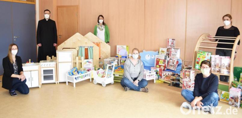Bei der Übergabe der Sachspende (von links): Leiterin Sabrina Stibbe, Pfarrer Johannes Arweck, stellvertretende Leiterin Carina Kissler, Elternbeirats-Vorsitzende Isabell Ebert sowie die Vorsitzenden des Fördervereins, Regina Pesold (sitzend) und Christina Kinast (stehend). Bild: no