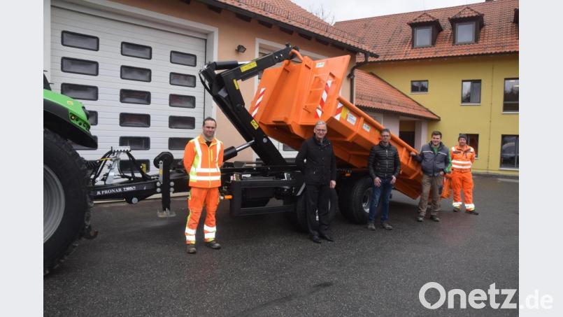 Bernhard Rester und Herbert Heldmann von einer Firma aus Wernberg-Köblitz übergaben den Hackenliftanhänger an Bürgermeister Josef Hammer und die Gemeindearbeiter. Bild: fz