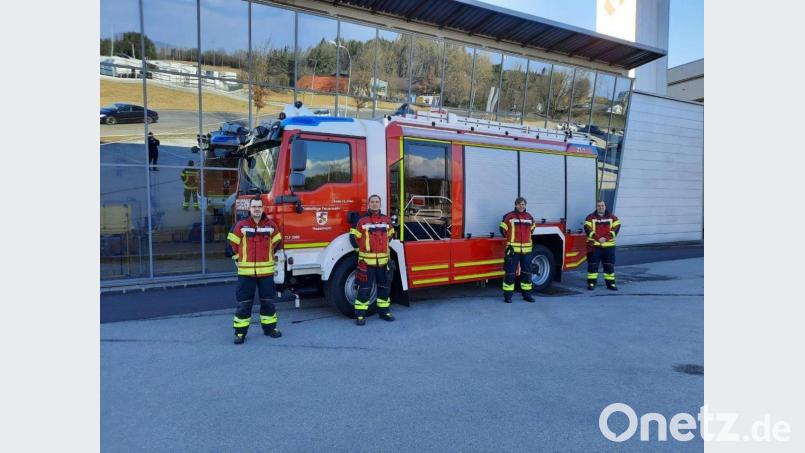 Die Kommandanten Michael Reindl und Rudi Schüller sowie die Gerätewarte Patrick Hackl und Florian Schlegel (von links) mit dem neuen Tanklöschfahrzeug der FFW Haselmühl in Leonding. Bild: Florian Pühringer/Firma Rosenbauer/exb