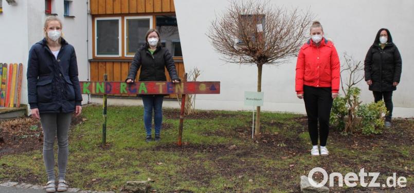 Hier steht der Wunschbaum für den noch ungewissen Neustart. Tanja Heinl, Stefanie Unterburger, Jana Käß und Elsa Schraml (von links) freuen sich auf die Ideen der Kinder, die hier &quot;wachsen&quot; sollen. Bild: fks