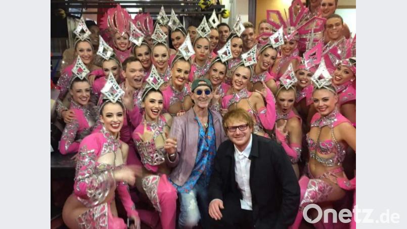 Zusammen mit dem Inhaber der Pfreimder Disco &quot;Downtown&quot; Sepp Reichl präsentiert sich Ed-Sheeran-Double Nico Eckl im &quot;Moulin Rouge&quot; mit den Tänzerinnen vor der Kamera. Bild: exb