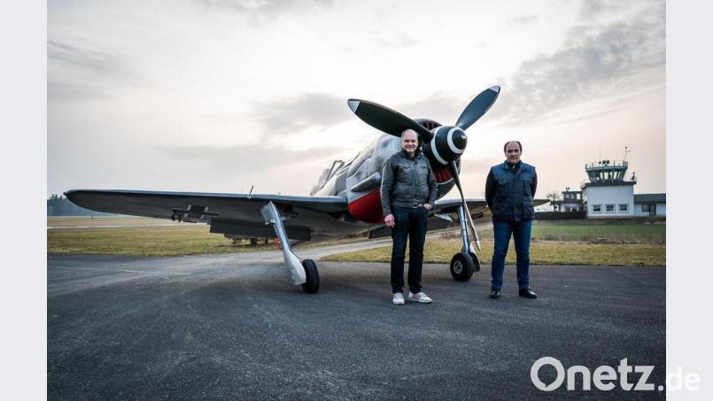 Ralph Kracker (links) und Flugplatz-Eigentümer Thomas Strößenreuther auf dem Speichersdorfer Flugplatz vor einem der Flieger, die sicher beim Fly-in dabei sein werden – einem Focke-Wulf-Nachbau. Bild: Eric Waha/exb