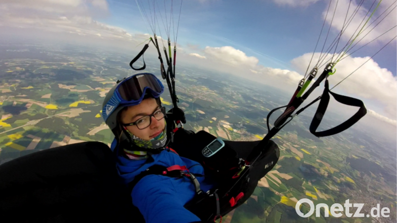 Johannes Schatz in seinem Element: Der Gleitschirmflieger hat schon seit ein paar Jahren die Lizenz für eine Tour über den Wolken. Bild: exb