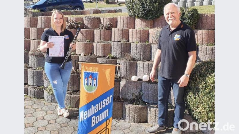 Dirigent Robert Schricker freut sich über den Erfolg der Jungmusikerin Sophia Schieder, die eine Leistungsprüfung online erfolgreich absolviert hat, und hofft auf neue Jungmusiker. Bild: exb/K. Schnappauf