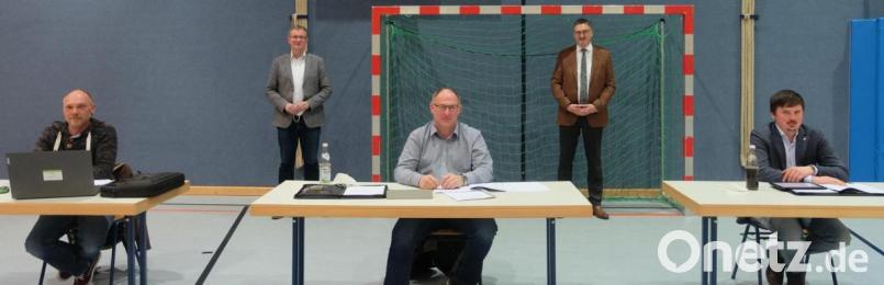 Der Zweckverband zur Abwasserbeseitigung der Gemeinden Schwarzach und Stulln setzt sich aus acht Verbandsräten zusammen. Die drei neuen Mitglieder (von links) Manuel Fleischmann, Gerhard Ebensberger und Andreas Süß vertreten Schwarzach. Aktuell hat Bürgermeister Hans Prechtl (Stulln/hinten rechts) den Vorsitz bis 30. April 2023 inne. Bis zum Ende der Periode im April 2026 steht dann Amtskollege Franz Grabinger (hinten links) an der Spitze. Bild: ohr